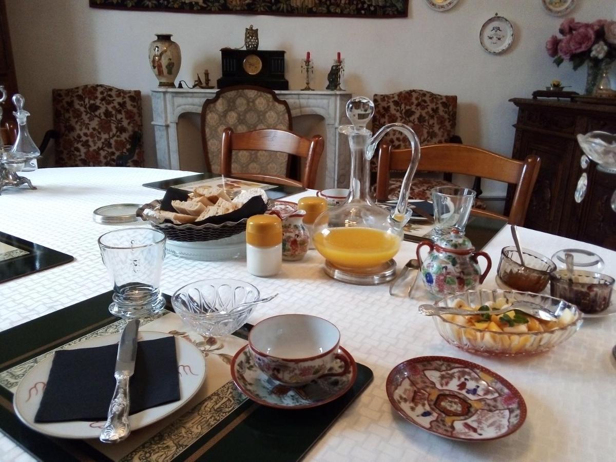 モンテギュ Les Cedres Bed & Breakfast エクステリア 写真