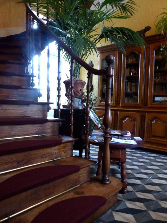 モンテギュ Les Cedres Bed & Breakfast エクステリア 写真