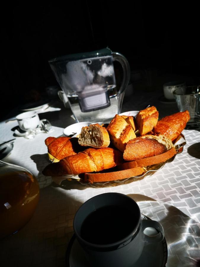 モンテギュ Les Cedres Bed & Breakfast エクステリア 写真