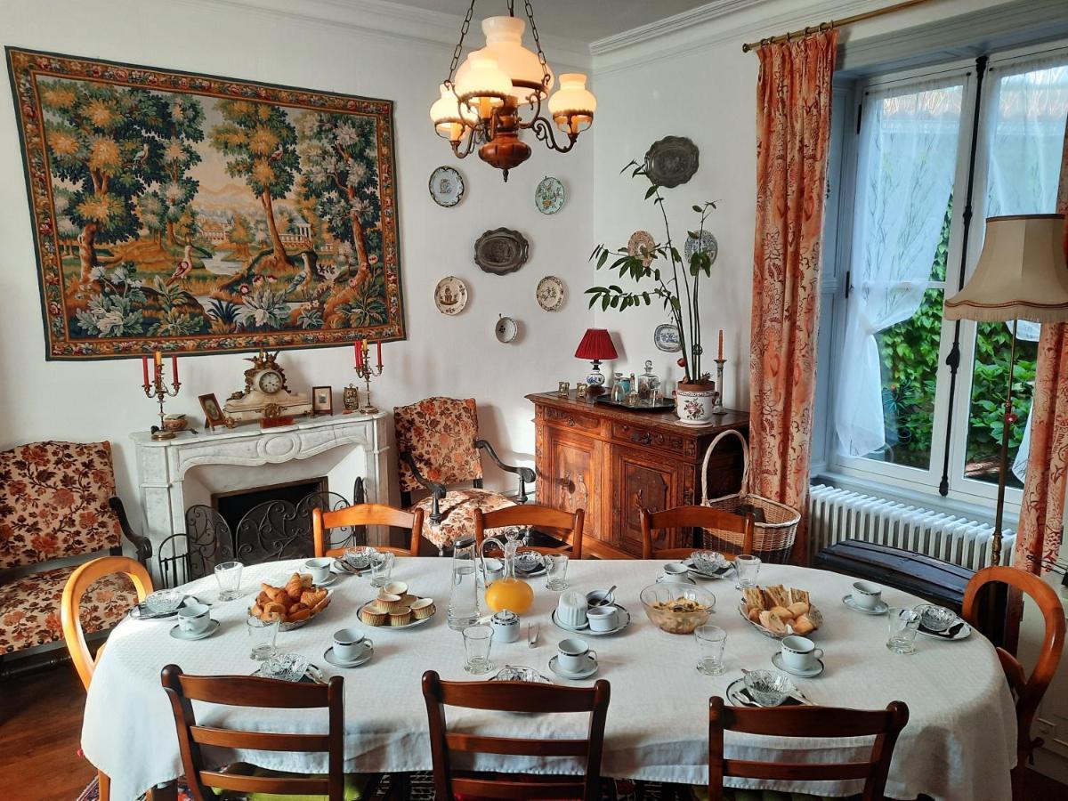モンテギュ Les Cedres Bed & Breakfast エクステリア 写真