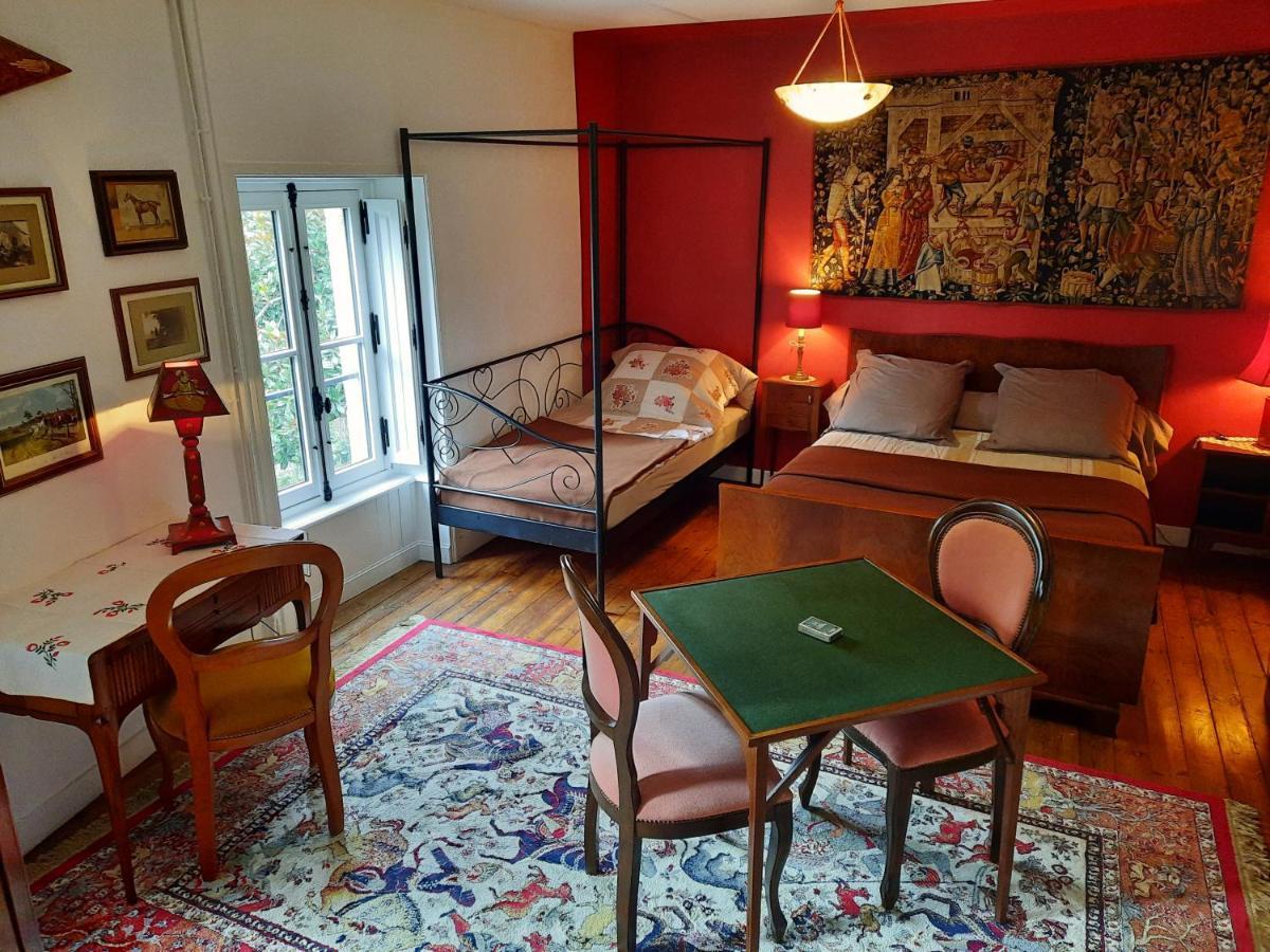 モンテギュ Les Cedres Bed & Breakfast エクステリア 写真